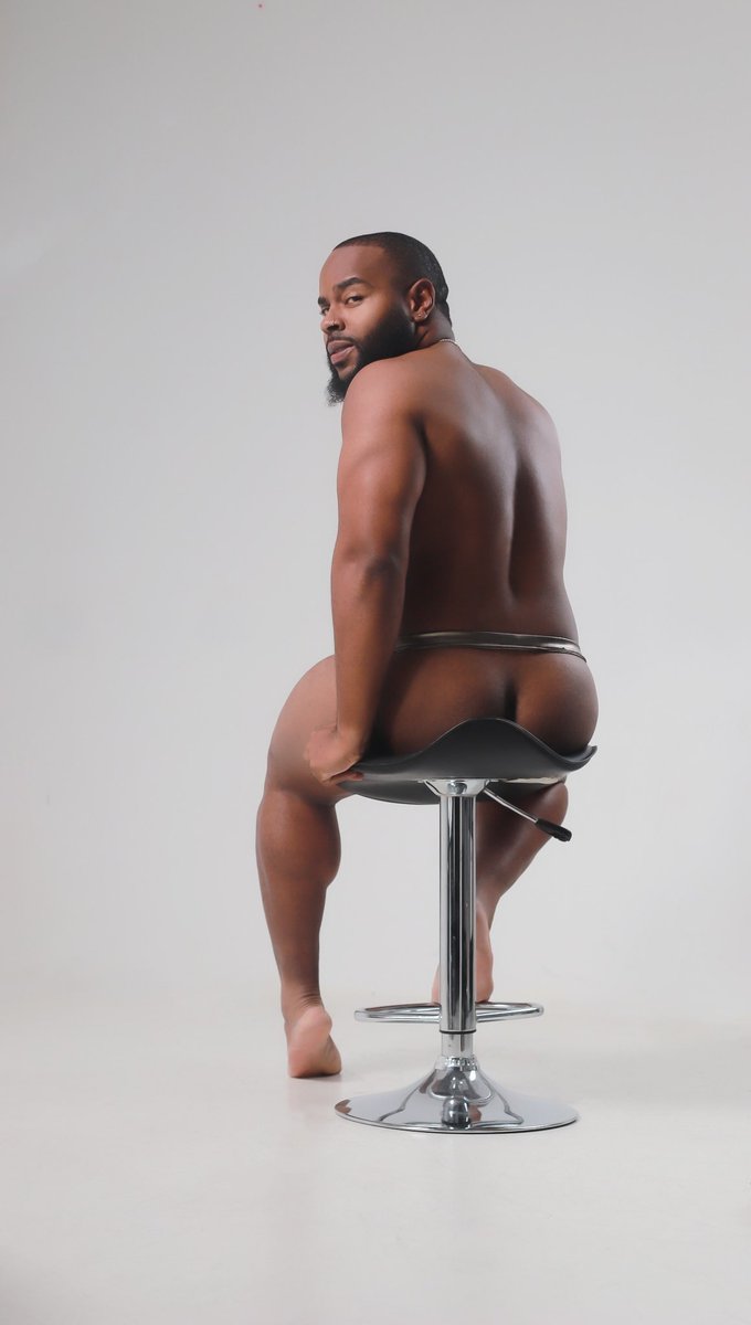 JustYaAverage's tweet photo. Actually shaved my entire body for this shoot 😬… ion think that’s gone be the case next time 😎

#oldshoot #dopeshoot #thisisOLD #lol #IGsawitfirst #thickgang #beardgang #blackmen #HappyHumpday 😌 https://t.co/wNqFtfI1iu