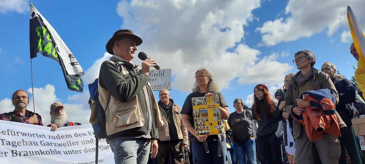 Am Sonntag, den 8.Januar gibr es einen GROSSEN Dorfspaziergang mit Eva Töller Michael Zobel und vielen Unterstützer:innen.
Einige bunte, vielfältige Aktionen erwarten euch!
Start ist 12 Uhr an der Mahnwache #Lützerath, kommt gerne auch schon ab 11:30 Uhr