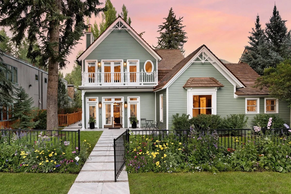 sothebysrealty: Extraordinary Property of the Day: A classic Victorian in Aspen, Colorado, represented by Craig Morris of Aspen Snowmass Sotheby's International Realty. s.sir.com/3Ch9TSS

#sothebysrealty #realestate #luxury #curbappeal #luxuryreal…