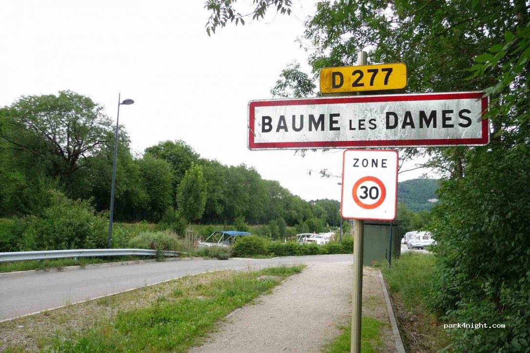 EchodelaBoucle's tweet photo. 🔴La décision du maire de Baume-les-Messieurs (Jura) de rebaptiser sa commune "Baume-les-Dames" au nom de l’égalité femmes-hommes  provoque la colère du maire de Baume-les-Dames (Doubs) qui menace de renommer son village "Baume-les-non-genré-e-s" https://t.co/MmaBAW1j7v