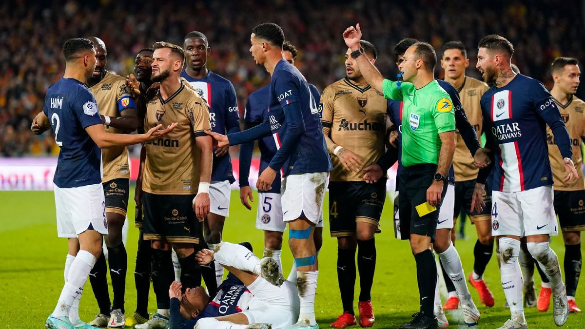 CodeFourSoccer's tweet photo. PSG vs. Lens for the title, Lyon in trouble, historic four-team relegation picture https://t.co/iroB4obbhJ https://t.co/AwAifqhPp4