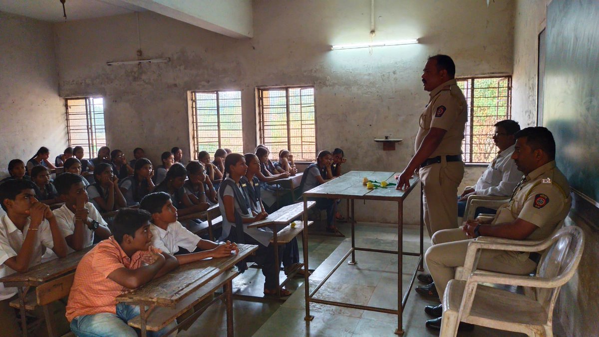 RatnagiriPolice's tweet photo. "महाराष्ट्र पोलीस-वर्धापन दिन" निमित्त, अलोरे पोलीस ठाणे हद्दीमधील न्यु इंग्लिश स्कूल पोफळी, मधील विद्यार्थ्यांना पोलीस विभागातील विविध शस्त्रास्त्रांची व सायबर सुरक्षा बाबत माहिती देण्यात आली. @DGPMaharashtra #RaisingDay #Alore #Ratnagiri #RatnagiriPolice https://t.co/8E1S1pi5mA