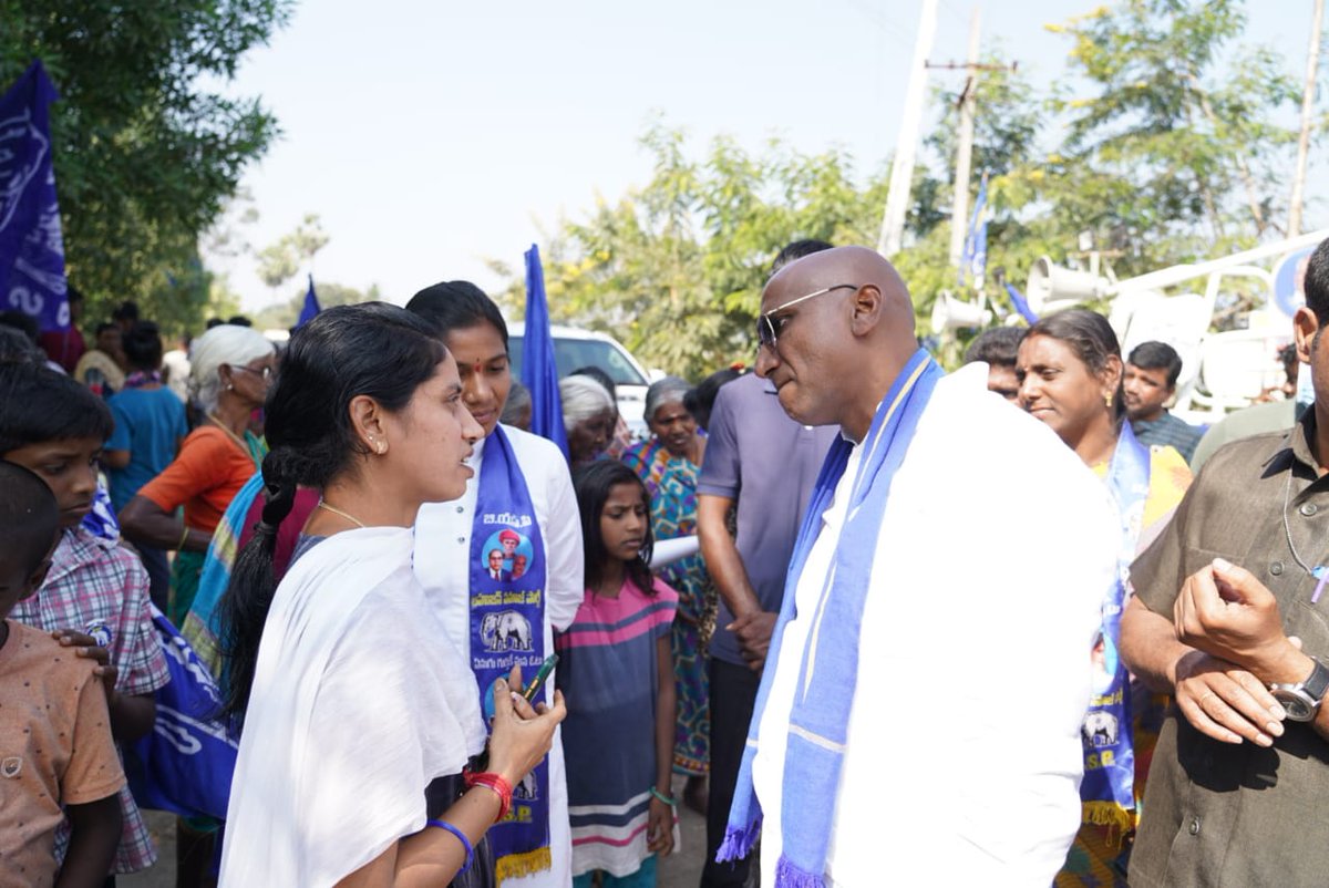 BSPPanjugula's tweet photo. ధర్మ సంస్థాపన పునరుద్ధరణ కోసం #BSP పోరాటం
ప్రభుత్వ సంస్థలను వేలం వేయడంలో #BJP4India ఆరాటం
#StopHackingMyPhone
#ProtectPrivacy
#HackPovertyNotPhones
#HackInjusticeNotPhones
#RSPraveenSwaero #BITCELL_BSP #BSPPanjugula #AshwinBSP #Bsp_Kalwakurthy #rayadasm #mayawati #bspindia https://t.co/Ua7cjsJiHw