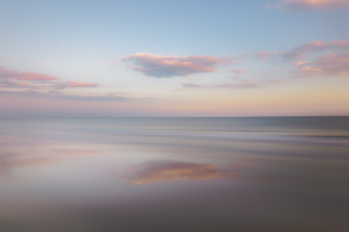 _feliperossi_'s tweet photo. Gm Gm ☀️ 

There are different types of scattering including Mie, Rayleigh, Tyndall, Brillouin, and Raman. The two most common to meteorological processes are Rayleigh and Mie scattering.

#DroneNFT #NFTartwork https://t.co/cObVDIvRyR