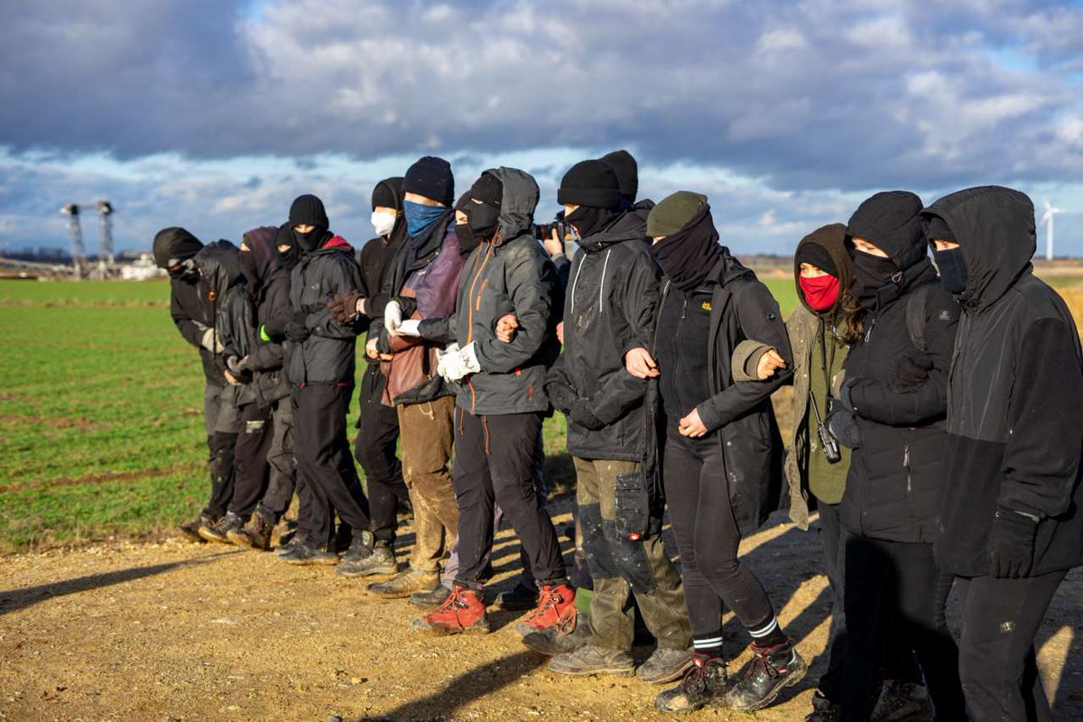 LuetziTicker22's tweet photo. [04.01.] #LageUpdate #Lützerath 

Auch heute sind Polizei &amp; Secus wieder in #Lützi Doch Aktivist*innen wehren sich erfolgreich. So musste zwischendurch etwa ein Bagger still stehen. In den letzten Stunden kamen bereits viele Menschen — wann kommst du, damit #LütziBleibt? https://t.co/IdkOv3OU85