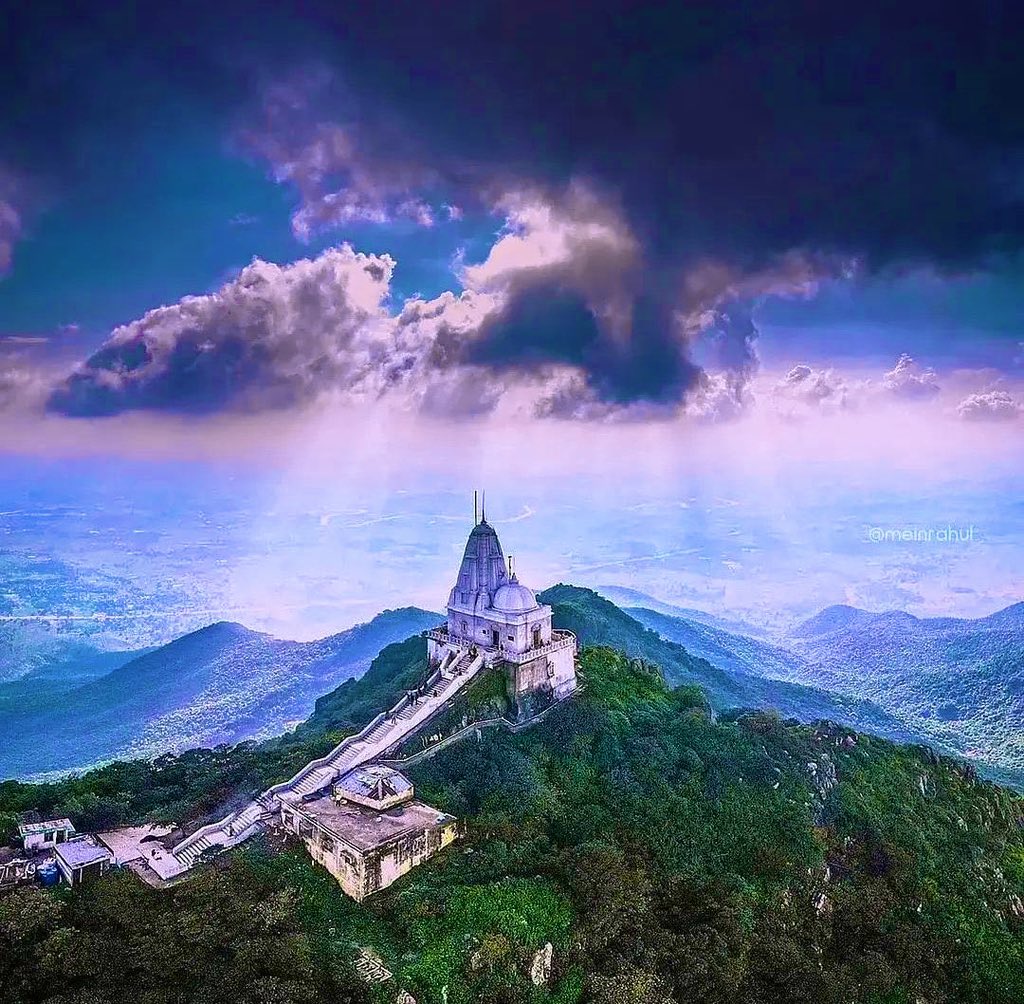 VoiceOfBrahmins's tweet image. हम जैन समाज की मांग का समर्थन करते हैं।
श्री सम्मेद शिखर जी को पर्यटन स्थल नही तीर्थ क्षेत्र ही रहने दें ,ताकि क्षेत्र की पवित्रता और सुचिता बनी रहें। 

केंद्र सरकार और झारखंड सरकार पुनः विचार कर समाज की भावनाओं का सम्मान करते हुए अपना निर्णय वापस ले।
#JainCommunityProtest