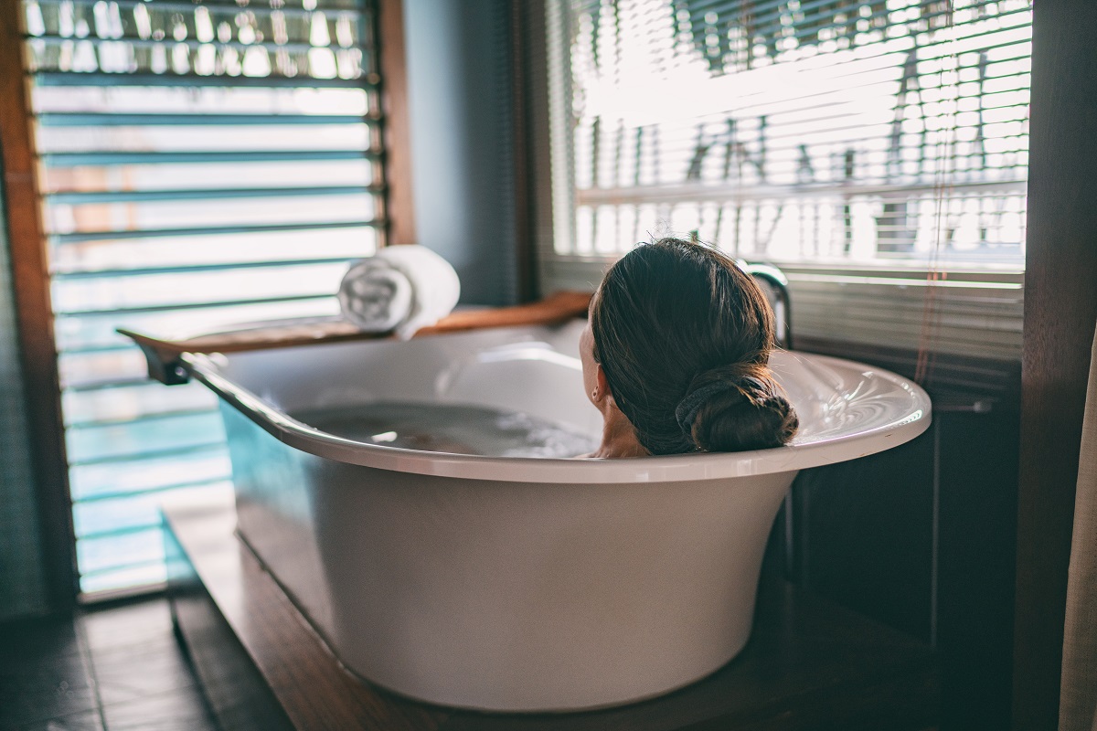 vipHomeLink's tweet image. January is National Bath Safety Month! Prevent scalding by filling the bath with cold water and adding hot water to it. Also, consider turning down your hot water heater to 120 degrees, which is hot enough to kill diseases but not burn. #VHLtips #BathSafety #HomeSafety
