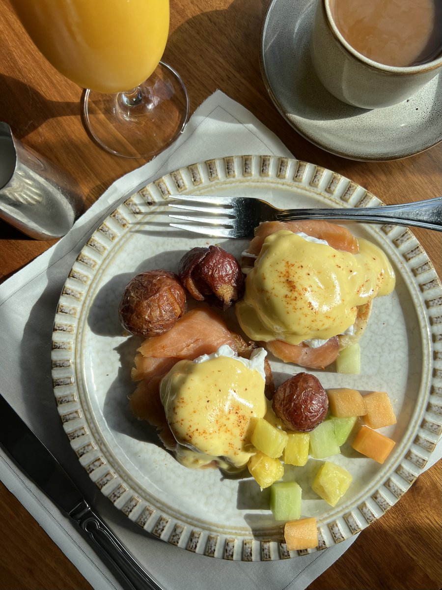 An automatic great start to your day. #EggsBenedict 

#breakfast #smokedsalmonbenedict