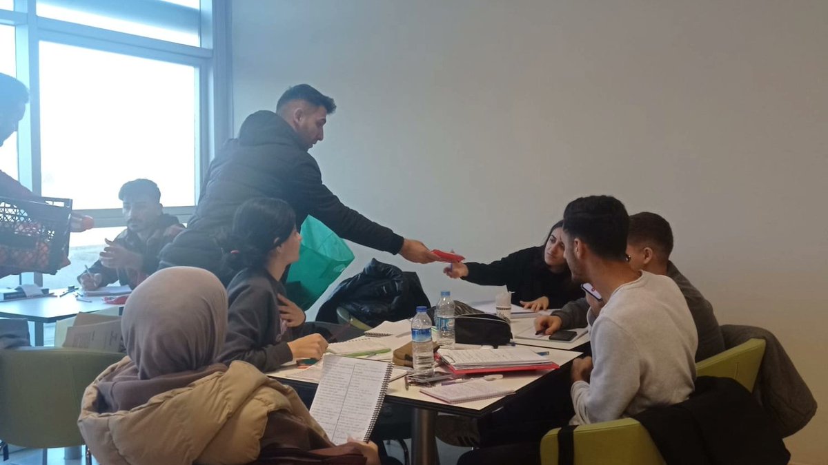 Final Haftası 📚
Siirt ÜniAK olarak, Üniversitemiz de bulunan İhsan Süreyya Sırma Kütüphanesi'nde ders çalışan ve Kampüs içerisinde bulunan öğrenci arkadaşlarımızı ziyaret ettik.
Atıştırmalık ikram ederek finallerde başarı temennisinde bulunduk. 
#SeninYerinÜniAK
#GençsinÖndeYürü