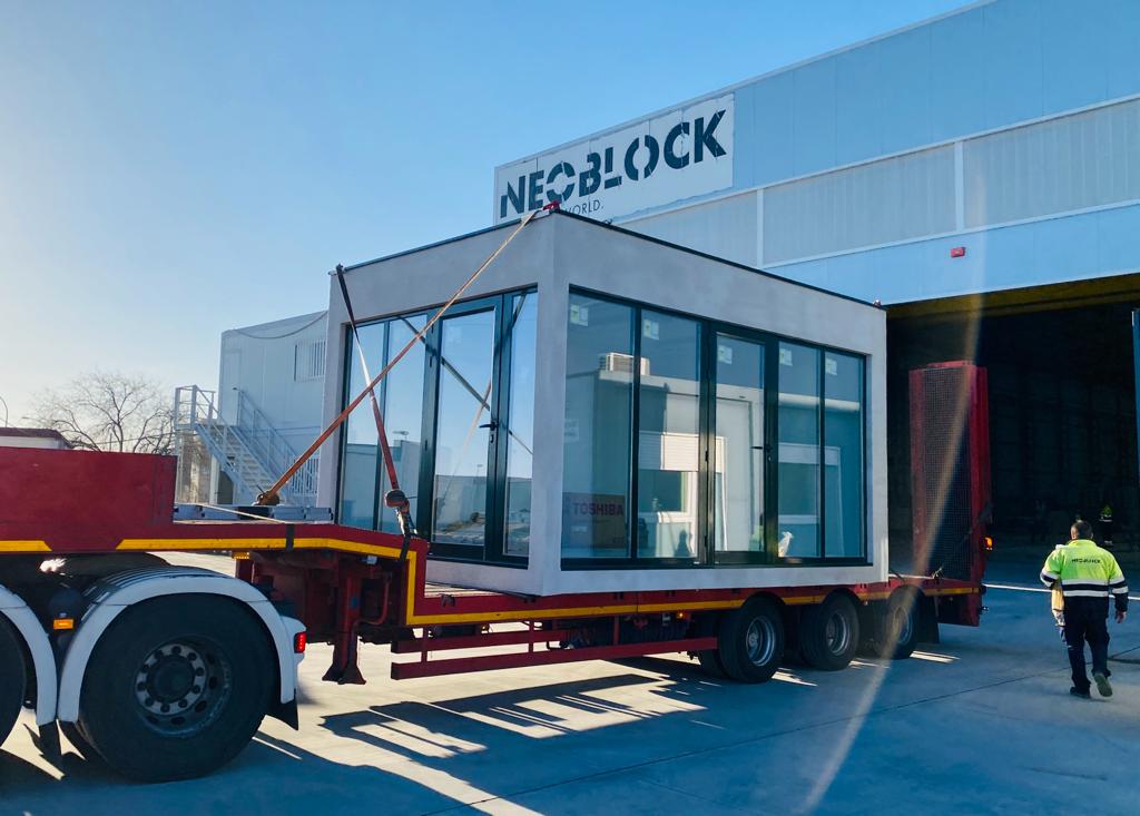 _neoblock's tweet photo. Esta semana finalizamos un proyecto de cabina de vigilancia para la Administración en Madrid. Proyectos a medida que llevamos a cabo en nuestra fábrica de Toledo. En Neoblock buscamos la mejor solución a cualquier necesidad. https://t.co/WwV0kdifL9 #ConstrucciónModular #BeModular https://t.co/k9V96awNGA