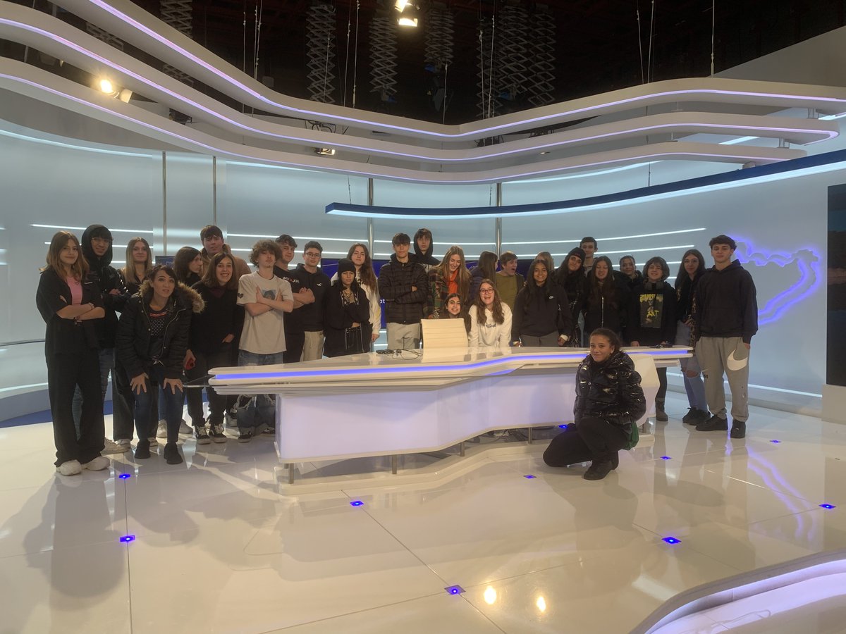 L'alumnat del CFGM d'APGI de primer curs van realitzar una sortida a Barcelona per visitar les instal•lacions de RTVE i l'exposició de Dalí Cibernètic en el museu IDEAL.

Per repetir!🤩 <a href="/rtve/">RTVE</a> <a href="/idealbarcelona/">idealbarcelona</a>