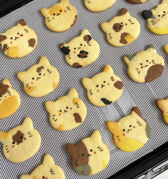 daily_dolce's tweet photo. Cat cookies https://t.co/vP0xoBbdlh