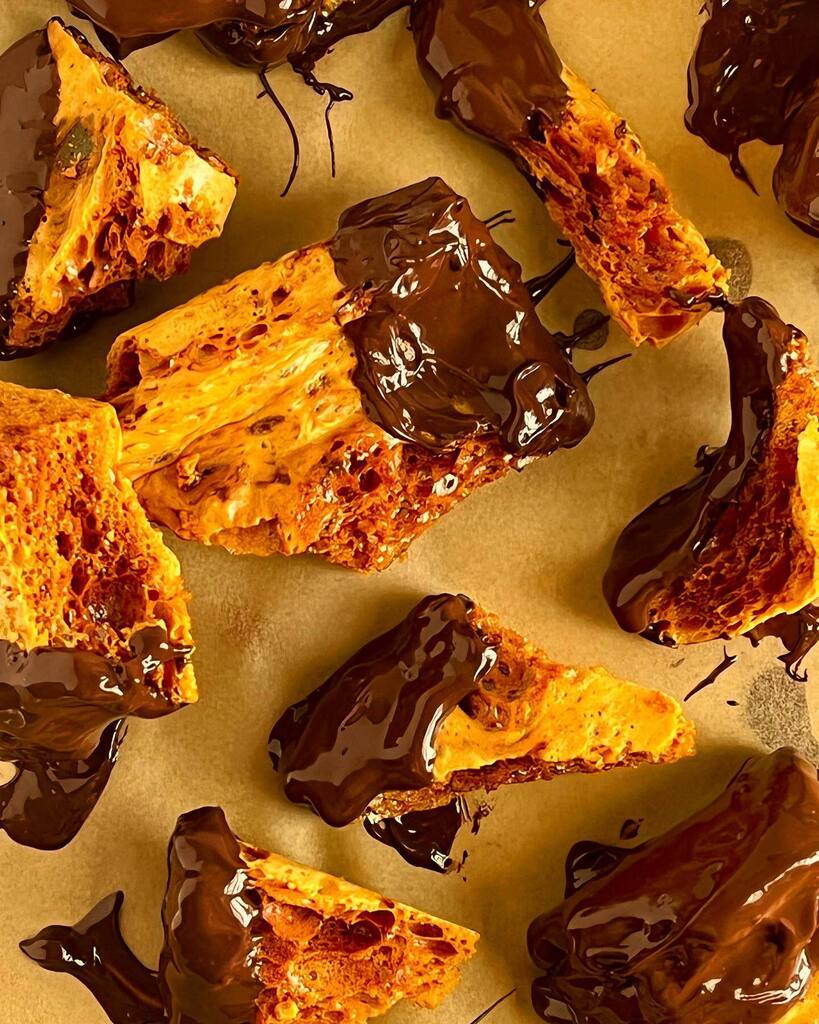 jessiesbakes's tweet photo. Honeycomb Candy FTW, peeps. Easiest, most crazy looking AND crazy delicious candy around. My latest for @thekitchn. Recipe linked in my profile. 

#jessiesheehanbakes #honeycomb #honeycombcandy #homemadecandy #bombesquad #bakefromscratch #kitchn https://t.co/UfYAzZ0ox0