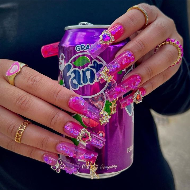 Who's favourite colour is purple?💜🍇🌆

#fanta #fantagrape #grape #purple