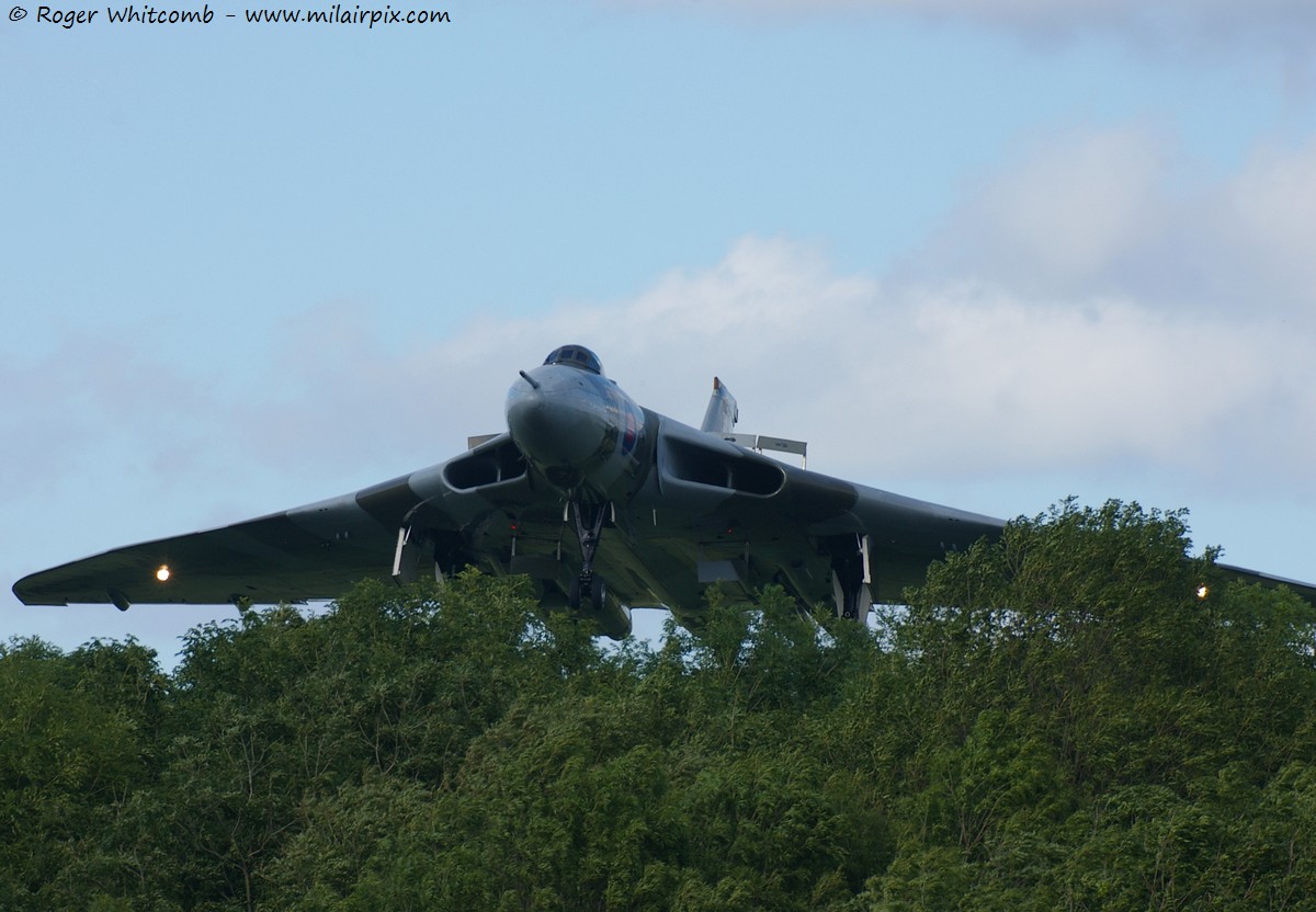 Evening   😃

Avro Vulcan XH558 landing at Bruntingthorpe

#TwitterVForce @vulcantothesky