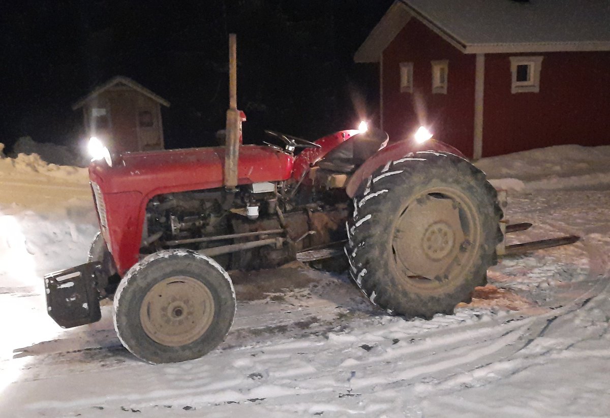 75NewSimon's tweet photo. Tilan ensimmäinen traktori taas käytössä kun voittaa muut ketteryydellään. Klapien siirto lähivarastoon ilman hanskanjälkiä.. #masseyferguson #mf35 https://t.co/mGFloiFaKa