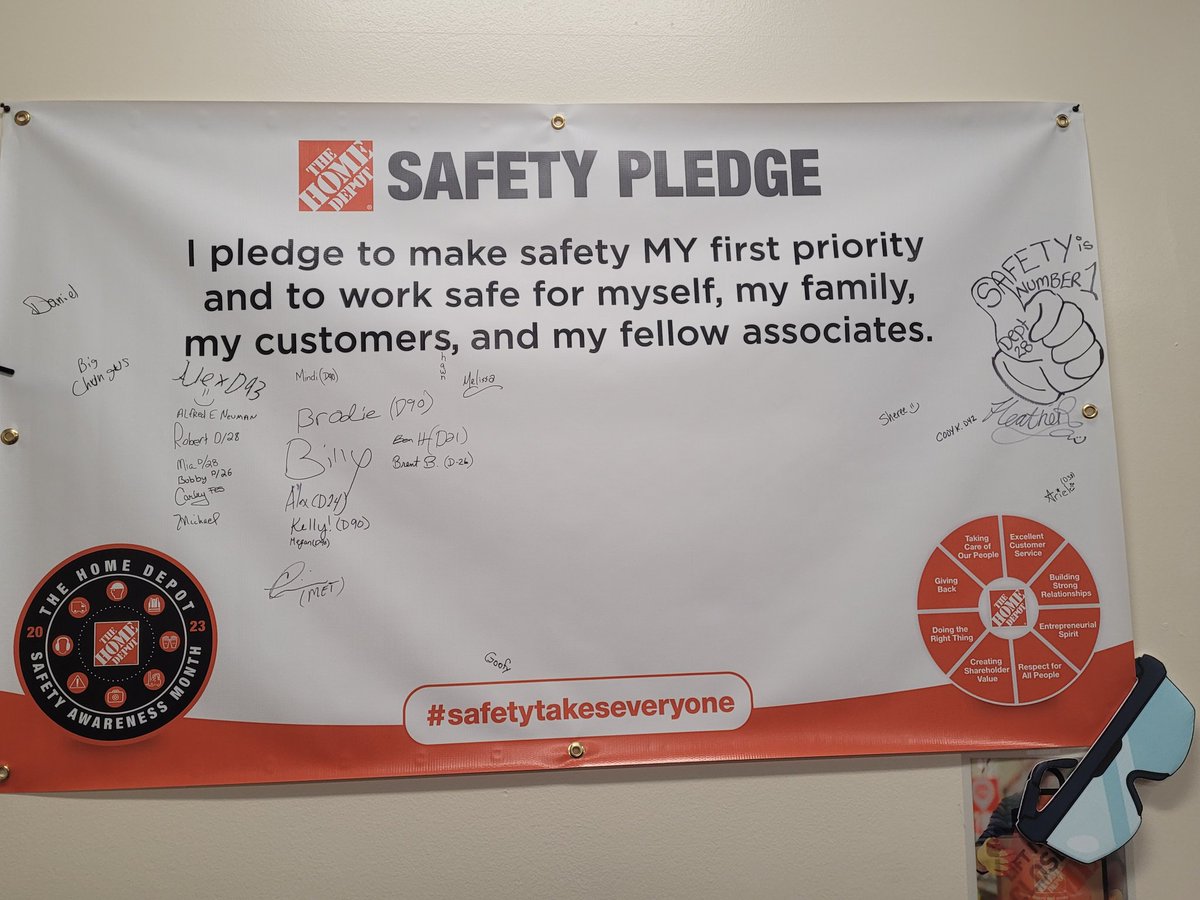Celebrating safety here at the Beavercreek Home Depot.. thank you InFocus team for pulling this together <a href="/EricHarperTHD/">Eric S. Harper</a> <a href="/kelly_broyles/">Kelly Broyles</a> <a href="/KimGoldhardt187/">Kim Goldhardt</a> <a href="/BrandonBeachHD/">Brandon Beach</a>