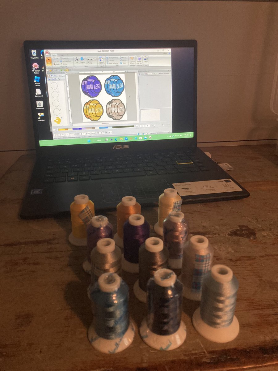 IdolBottle's tweet photo. Got the colors picked out. 72 minutes to go. #embroidery #lego https://t.co/mTI8xgSgFI