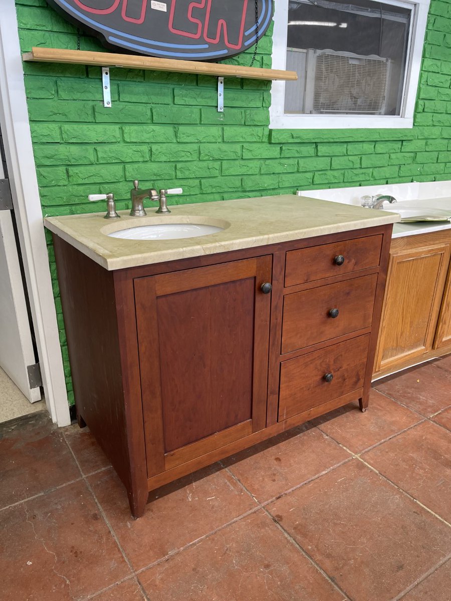 BuildingValue's tweet image. This beautiful vanity showcases an elegant Shaker style. The framing is fully inset solid wood doors with a deep and dark walnut stain. The drawers have dovetailed 4 corners. The countertop is soapstone with an undermount sink. This is an extraordinarily beautiful vanity.