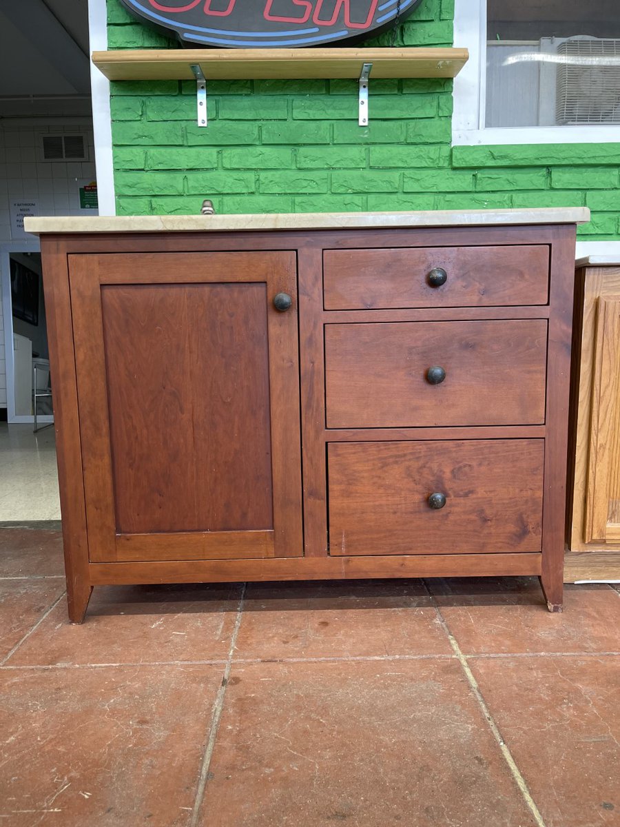 BuildingValue's tweet image. This beautiful vanity showcases an elegant Shaker style. The framing is fully inset solid wood doors with a deep and dark walnut stain. The drawers have dovetailed 4 corners. The countertop is soapstone with an undermount sink. This is an extraordinarily beautiful vanity.