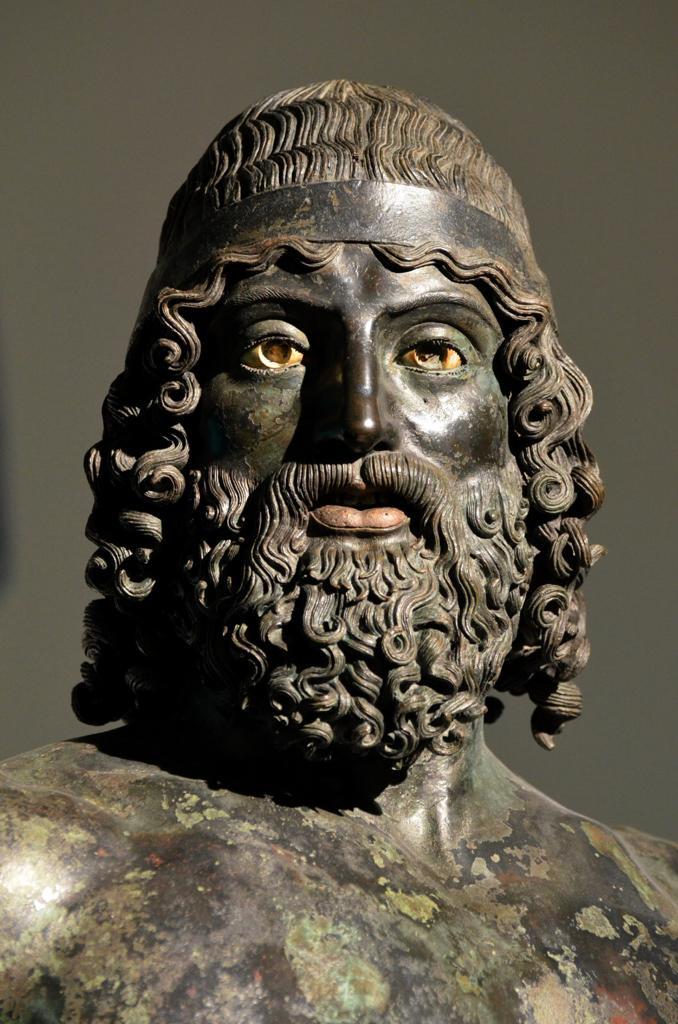 Quando ho visto per la prima volta i Bronzi di Riace, ho percepito tutta la forza del mondo in cui erano vissuti. E li ho sentiti umani, vivi. Se avessi potuto poggiare il palmo della mia mano sul loro petto, avrei potuto sentire il battito formidabile del cuore. #Meraviglie