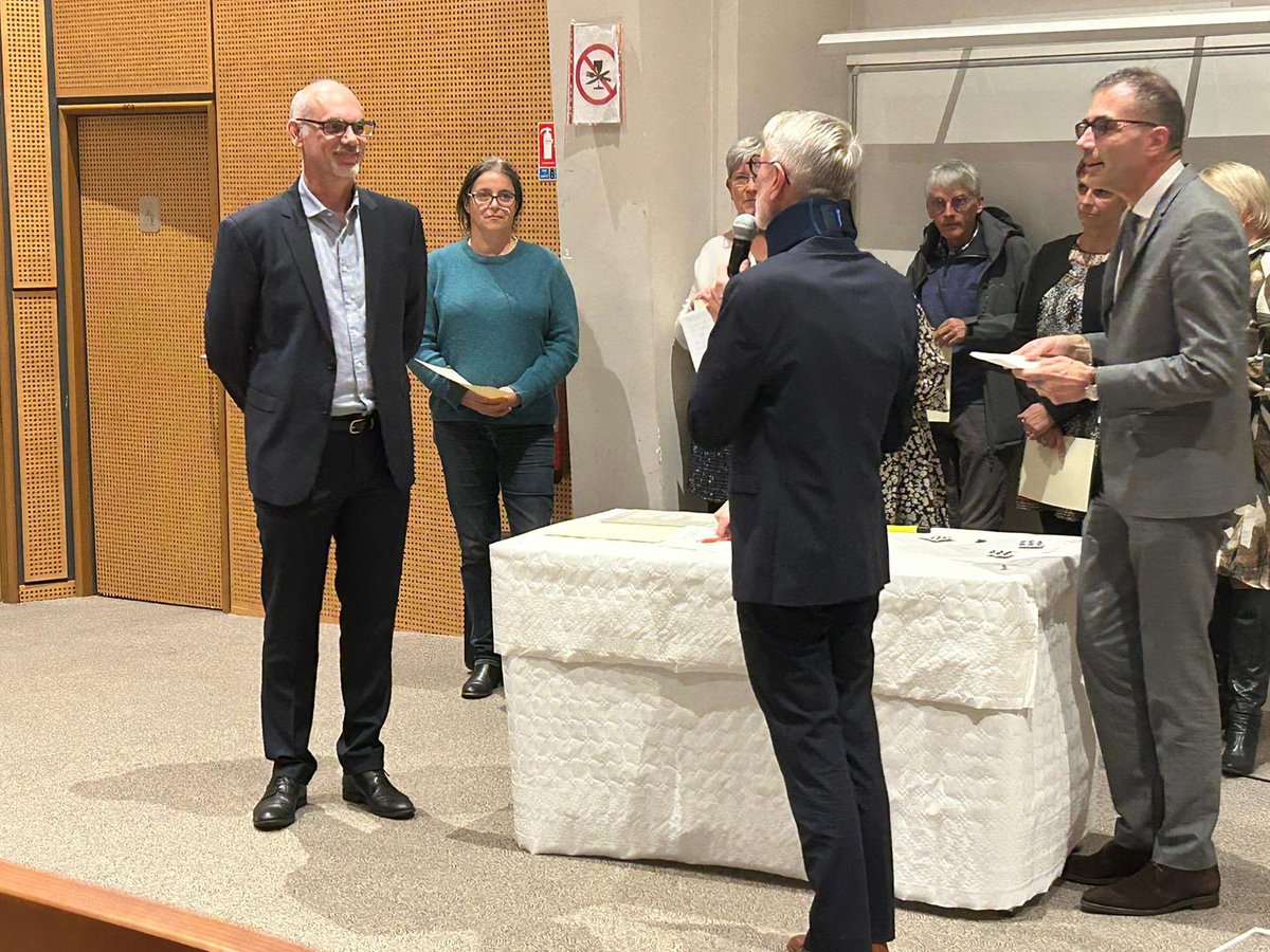 pelle_michel's tweet photo. Remise des insignes dans l’ordre des palmes académiques à la DSDEN d’Ille-et-Vilaine : plusieurs collègues de l’enseignement catholique d’Ille-et-Vilaine @DDEC_35 ont été honorés à cette occasion, sincères remerciements à eux pour leur engagement au service des jeunes ! https://t.co/jP22GGURft