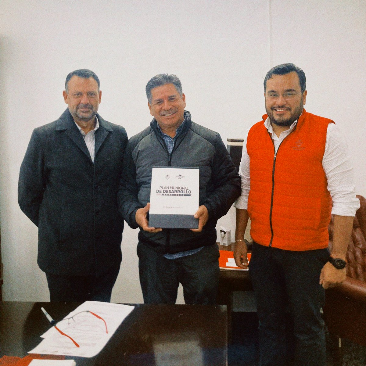 IMPLANDGO's tweet photo. 📑En días anteriores…
Con el objetivo de una colaboración institucional dentro del Plan Estatal de Desarrollo de Gobierno del Estado, se hizo entrega del documento del PMD.23-25 al Mtro. Jesús Salazar, Coordinador de Gestión Gubernamental.

#PlanMunicipalDeDesarrollo #IMPLANDGO https://t.co/1DRD9pkSkn