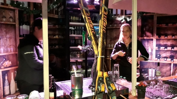 Zilveren omrande nieuwjaarsreceptie <a href="/gemKampen/">Gemeente Kampen</a> in #Zalk met toespraak <a href="/Sanderderouwe/">Sander de Rouwe</a> en catering <a href="/deoasezalk/">Restaurant de Oase</a>.  
 brugnieuws.nl/nieuws/algemee…