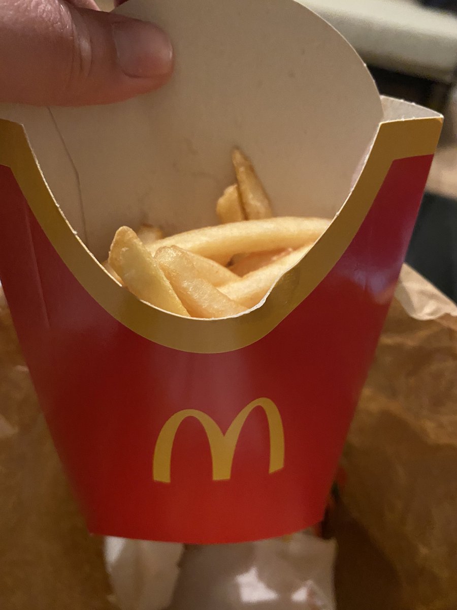 Lol <a href="/Deliveroo_FR/">🍣 Deliveroo France</a> et <a href="/McDonalds/">McDonald's</a> - voila ce que je reçois (froid et il en manque la moitié) et ils me remboursent 0’90€centimes… C’est drôle tellement c’est nul !