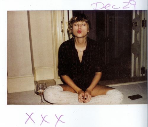 hourlyswift's tweet photo. reputation polaroids 🤍 https://t.co/LEhFHxfQAh