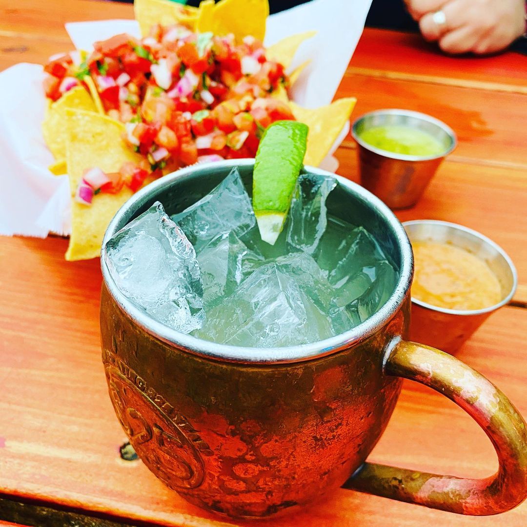 You're due for a mid-week treat! 😎 Cheers to some cocktails at #UnderdogsTres.