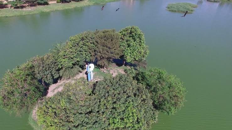 UgandaFactsZone's tweet photo. #FactsAboutUganda: Take a tour around the biggest man dug lake, Kabaka's lake. 

This is a 5 acre lake that was manually dug under the orders of Kabaka Mwanga in 1886 to link the lake to L.Victoria &amp; ease access between Lubiri &amp; Munyonyo palaces. 📸 courtesy 
Via @UgandaUncovered https://t.co/ql8JaDS56g