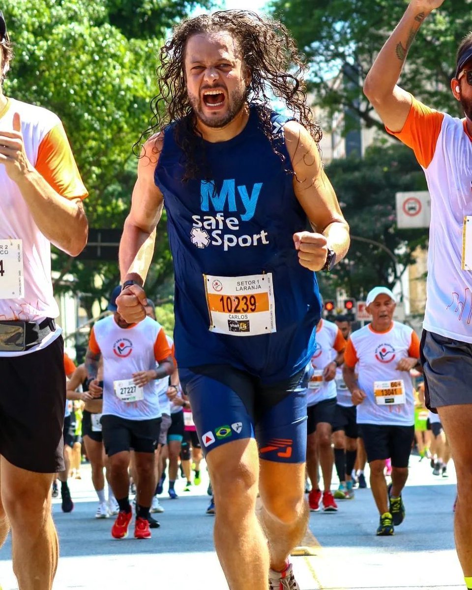 TorresmoShow's tweet image. Esse é o espírito do ano (claro, com piada no meio). Feliz 2023 💥🤟🏼 #saosilvestre 
.
.
.
.

#saosilvestre2022 #corridaderua  #running #happynewyear #standupcomedy #improv #humor #criatividade #palestrante