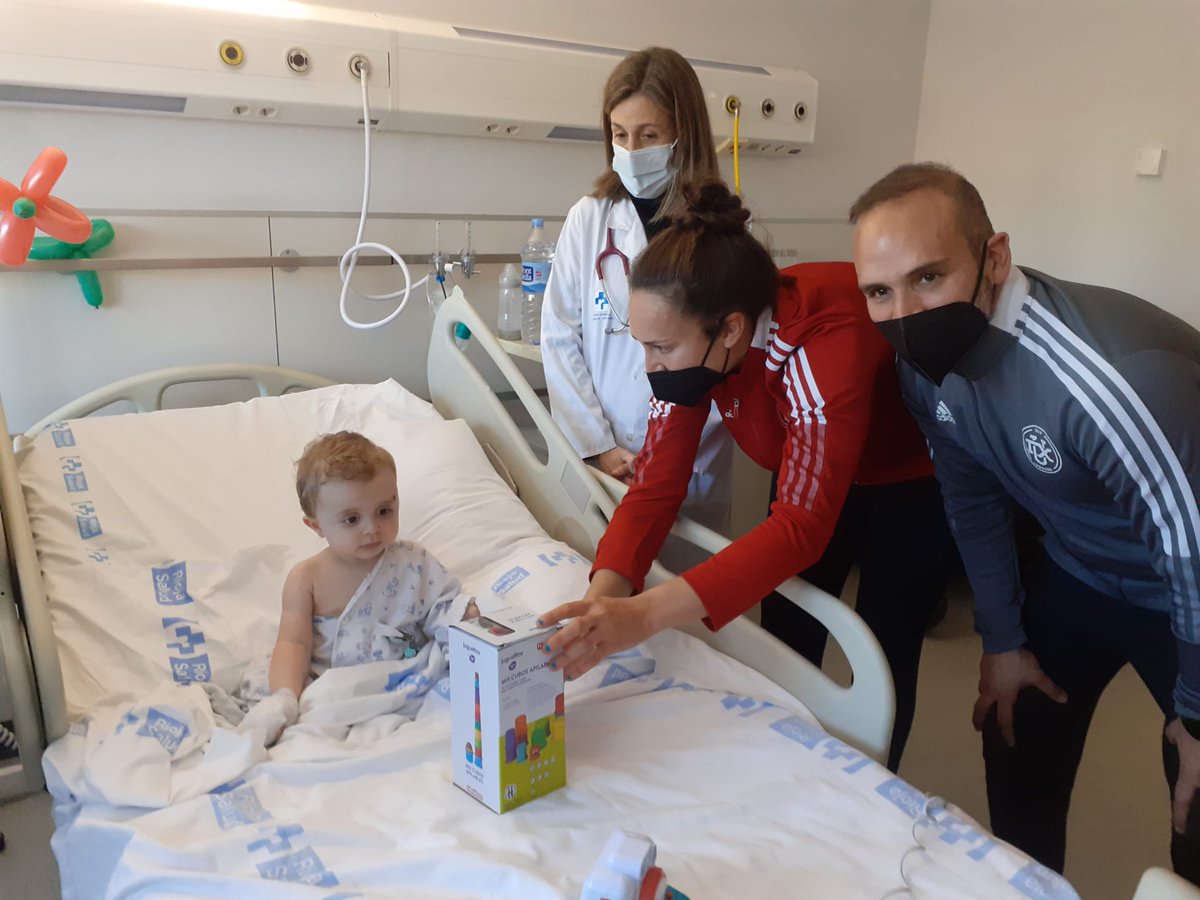 ⚽️🙂 Las jugadoras, técnicos y directiva del Equipo Dux Logroño han visitado hoy la Unidad de Pediatría del Hospital San Pedro. Gracias por vuestro especial gesto con los niños y niñas. <a href="/DUXLogrono/">DUX Logroño</a>