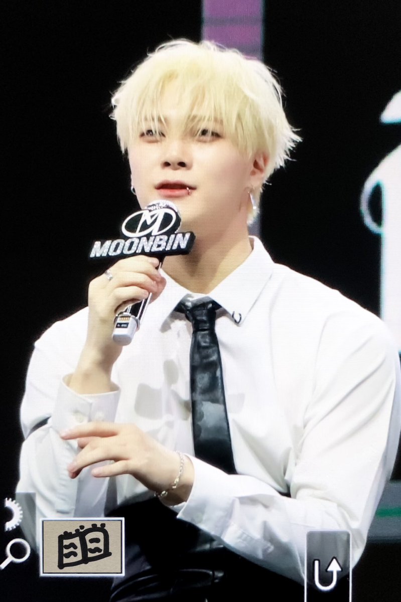 Binstory_0126's tweet photo. 230104 쇼케이스 

블랙울프 (😼) 🖤

#문빈 #아스트로 #ASTRO #MOONBIN https://t.co/2WvGOzTjko
