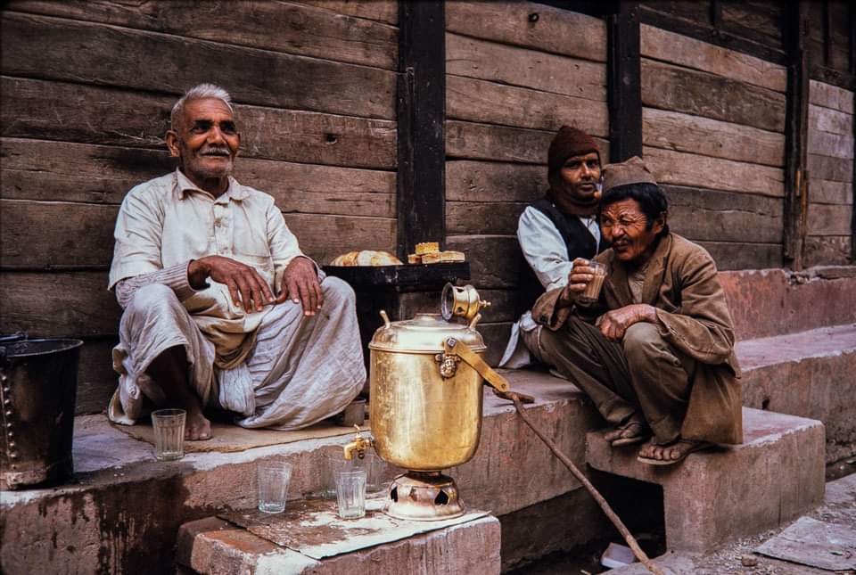 RamCshrestha's tweet photo. बटाैली व्यापारकाे लागि बटुलिएका मान्छेहरूकाे शहर हाे । यो शहरलाई शहर बनाउन अनाैपचारिक क्षेत्रकाे पनि उत्तिकै याेगदान रहेकाे छ । घुमन्ते व्यवसायी पनि याे शहरका साैन्दर्य हुन् । यी ३ फाेटाेले यस्तै बताउँछ । याे फाेटाे ४७ वर्ष पहिले पिस काेर भाेलुन्टियर Rich Pfau ले खिचेका हुन् । https://t.co/R7j2Gpx48Y
