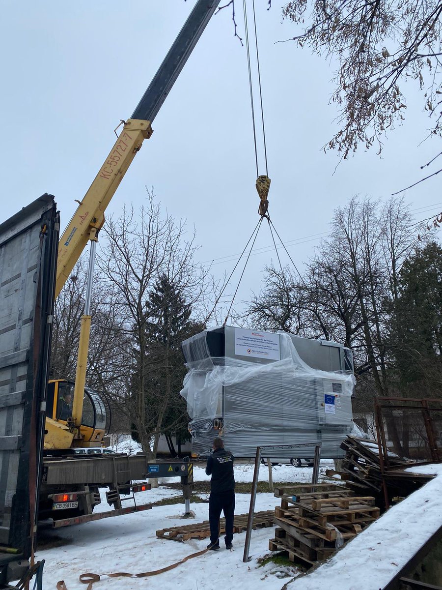 ProtecCivilefr's tweet image. La Protection Civile poursuit sa mission humanitaire en Ukraine avec des livraisons régulières de matériel de chauffage et de production d'électricité. Cette semaine, deux chaudières financées par @iledefrance ont été livrées pour les hôpitaux de la ville de Chernihiv.