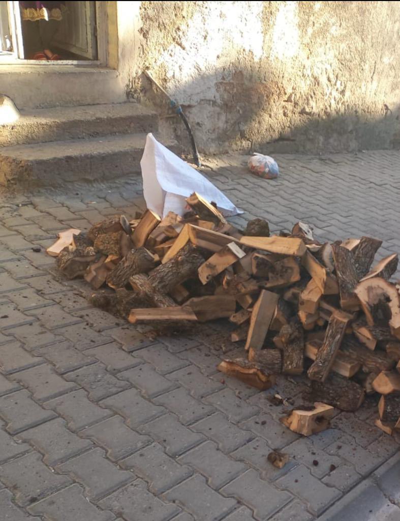 Herkesin bir derdi vardır.Bazıları soğuk evlerini ısıtmak , sofralarına taze ekmek götürebilmek. Bazılarıda daha fazla kaç soğuk evin ısınmasına yardımcı olabilirim, kaç sofraya taze ekmek ikram edebilirim derdindedir.Her ikiside gece rahat uyuyamaz .#merhametçınarları