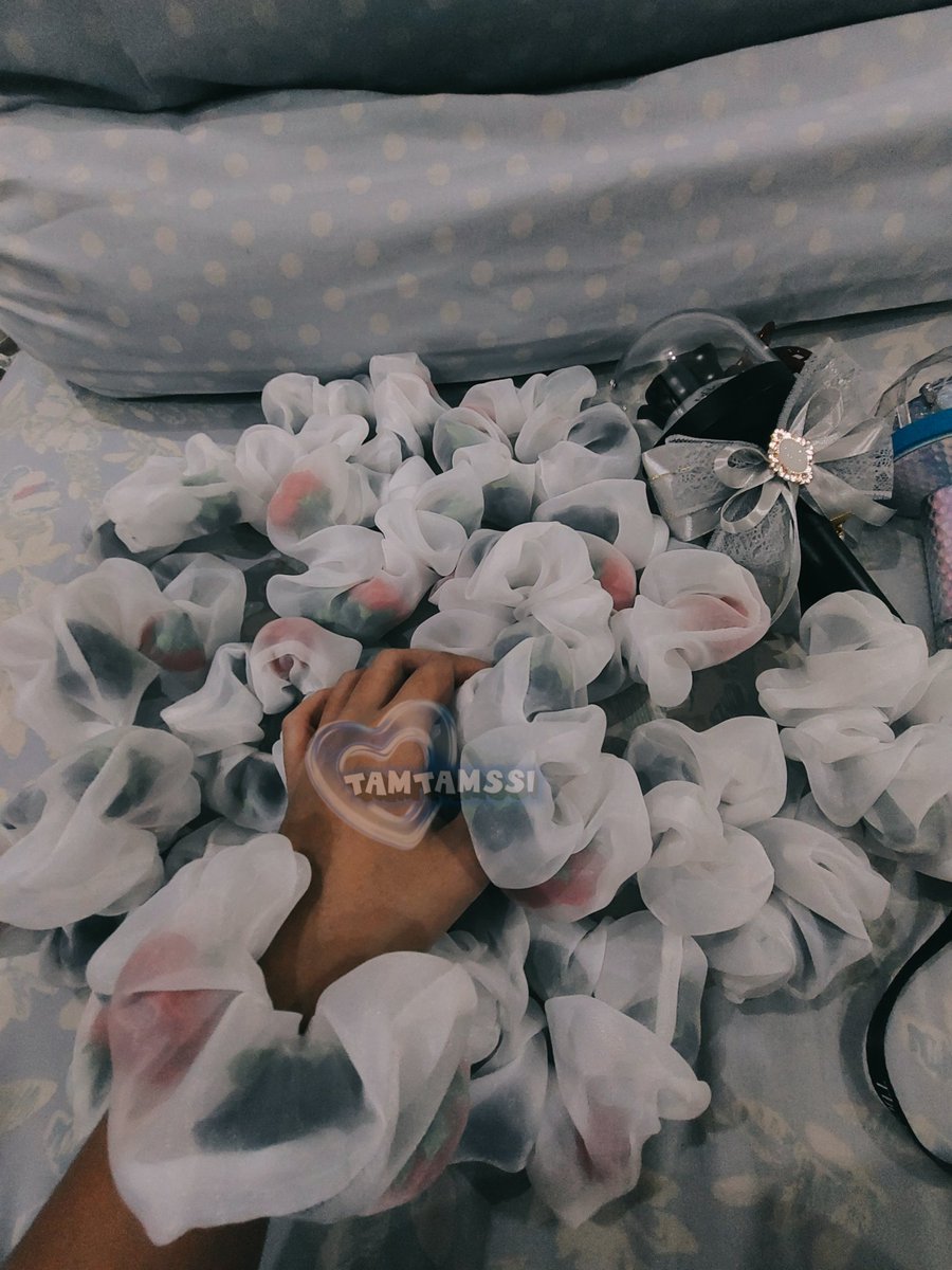 tamtamssi's tweet photo. Si paling dadakan 😄😅
only limited for 12 packages of scrunchie "Rose inside Organdie"

Reminder: 2 days left of meeting you @TheRose_0803 🌹🖤 sam, im gonna see u soon! ❤️

#HEALTogetherTourInJakarta Balai Sarbini on this Friday 6th! See you! #healtogetherinjakarta #TheRose https://t.co/9804fB3Z2X