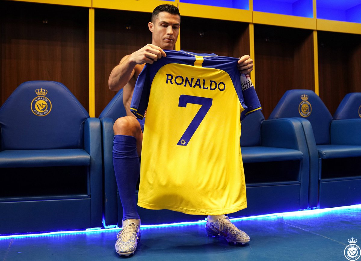 ActuFoot_'s tweet photo. 🚨 Cristiano Ronaldo devrait être suspendu pour le match d'Al Nassr de demain. ❌

En cause, la suspension de deux matches qu'il a reçue de la part de la FA après avoir brisé le téléphone d'un supporter.

(@MailSport) https://t.co/B7TaN9VVfv