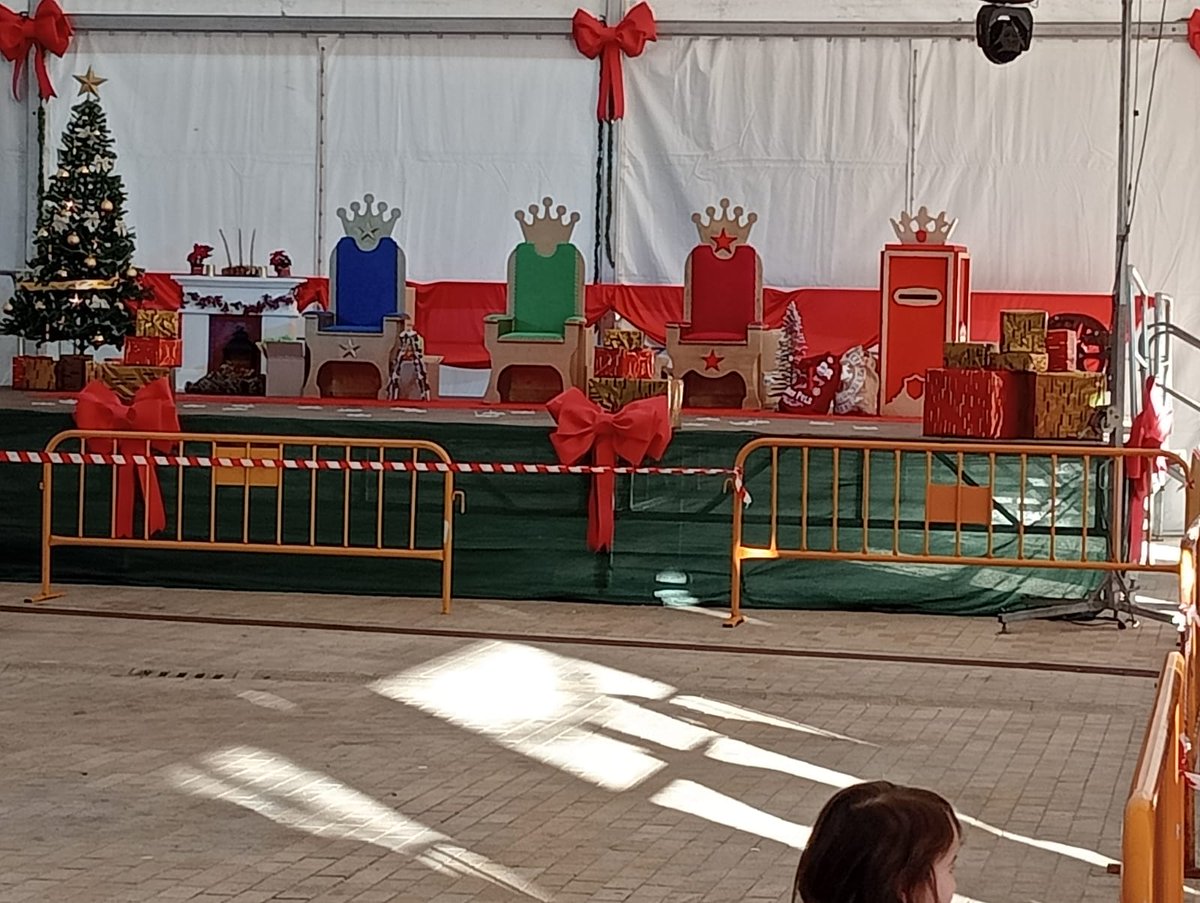 🌠🐪🫅 Estamos de enhorabuena, los Magos de Oriente han llegado a San Fernando de Henares, están recibiendo a niños y niñas en la carpa de la plaza de España durante esta tarde y mañana recorrerán nuestras calles en la cabalgata de Reyes.