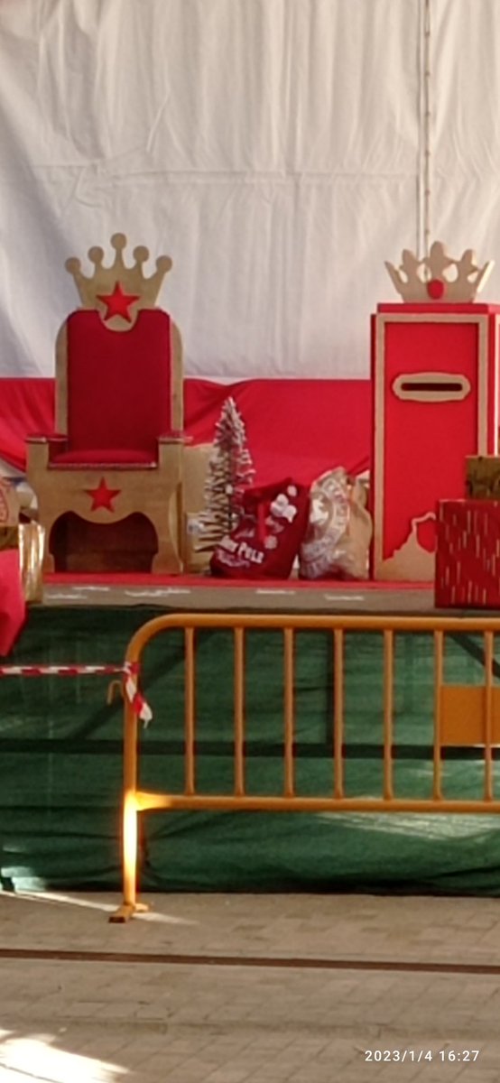 CsSanFernandoH's tweet photo. 🌠🐪🫅 Estamos de enhorabuena, los Magos de Oriente han llegado a San Fernando de Henares, están recibiendo a niños y niñas en la carpa de la plaza de España durante esta tarde y mañana recorrerán nuestras calles en la cabalgata de Reyes. https://t.co/EQN4UOcKAC