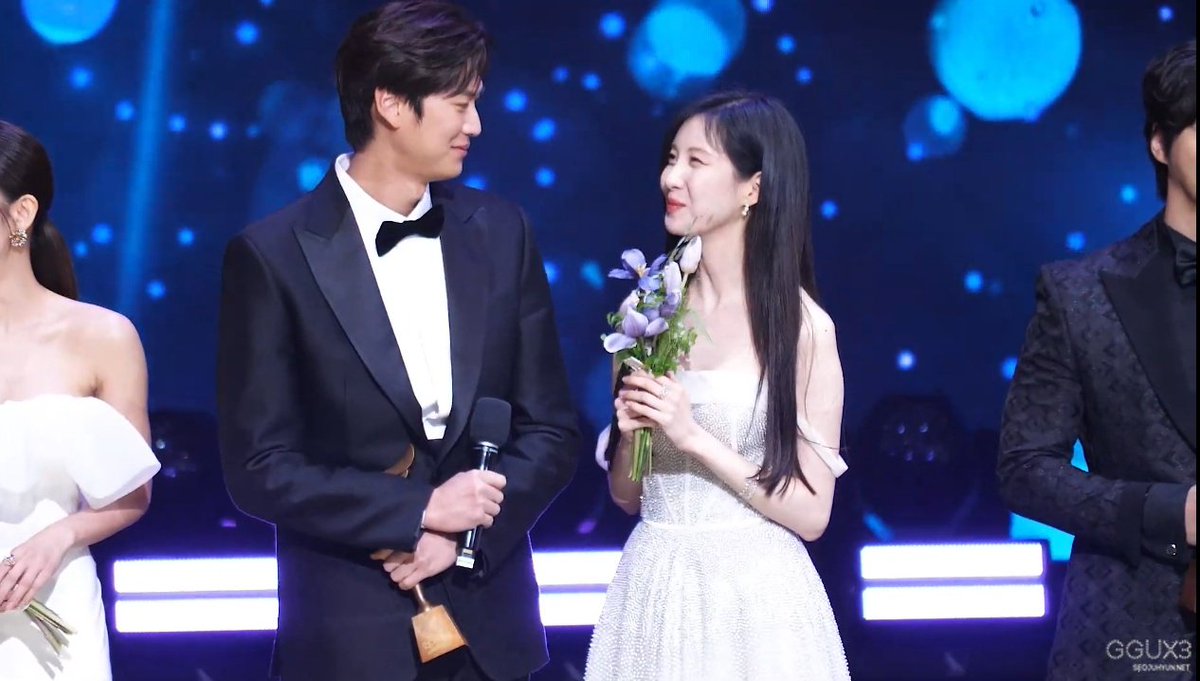 seomate_'s tweet photo. i'm happy looking at them 😊🤍

#seohyun #서현 #soobi
#kbsdramaawards2022 https://t.co/CjNy6Jk0fE
