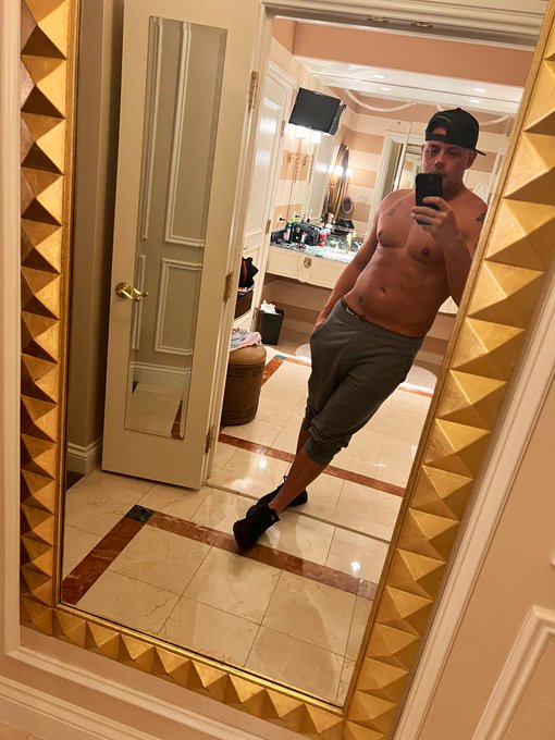 Did someone say grey sweat pants szn? https://t.co/SMNbPKdWTJ<a href="/tag/legday"class="tags"><span>#legday</span></a><a href="/tag/booty"class="tags"><span>#booty</span></a><a href="/tag/sunsoutbunsout"class="tags"><span>#sunsoutbunsout</span></a>