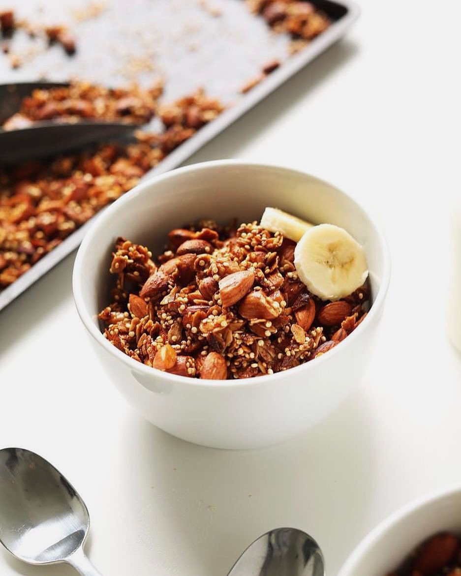 Poulhobj's tweet photo. Il y a toujours une bonne raison de se faire plaisir avec le #granola Poulho 🥣

Le snack #gourmand et #healthy idéal !

#madeinbenin avec amour et des produits 100% #naturels ! 🌱

#granolasansgluten #sansconservateurs #sansadditifs #healthyfood #yummy #TT229 https://t.co/iIFyYyV7Cs