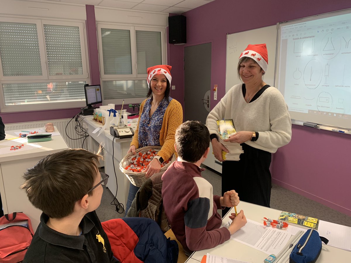 Avant les vacances, venue des 🧑‍🎄mères Noël🧑‍🎄 de l’APE pour offrir des livres 📚 et des chocolats 🍬aux élèves du collège. Merci 🙏