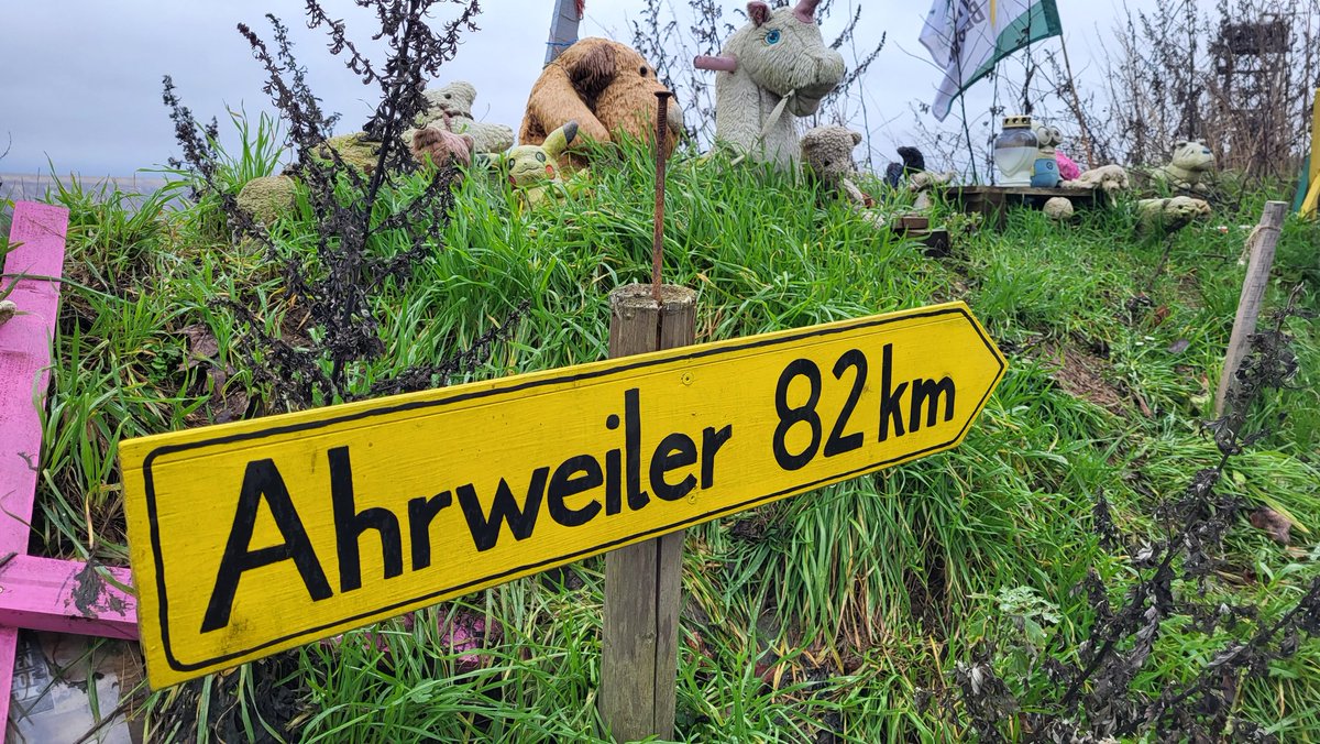 stattbraunkohle's tweet photo. Die Vorbereitungen für die Einkesselung von #Luetzerath laufen auf Hochtouren. Bis zum 9. Januar ist der freie Zugang aber gewährleistet.  Also: auf nach Lützerath. #LuetziBleibt https://t.co/U4WIlWti0e