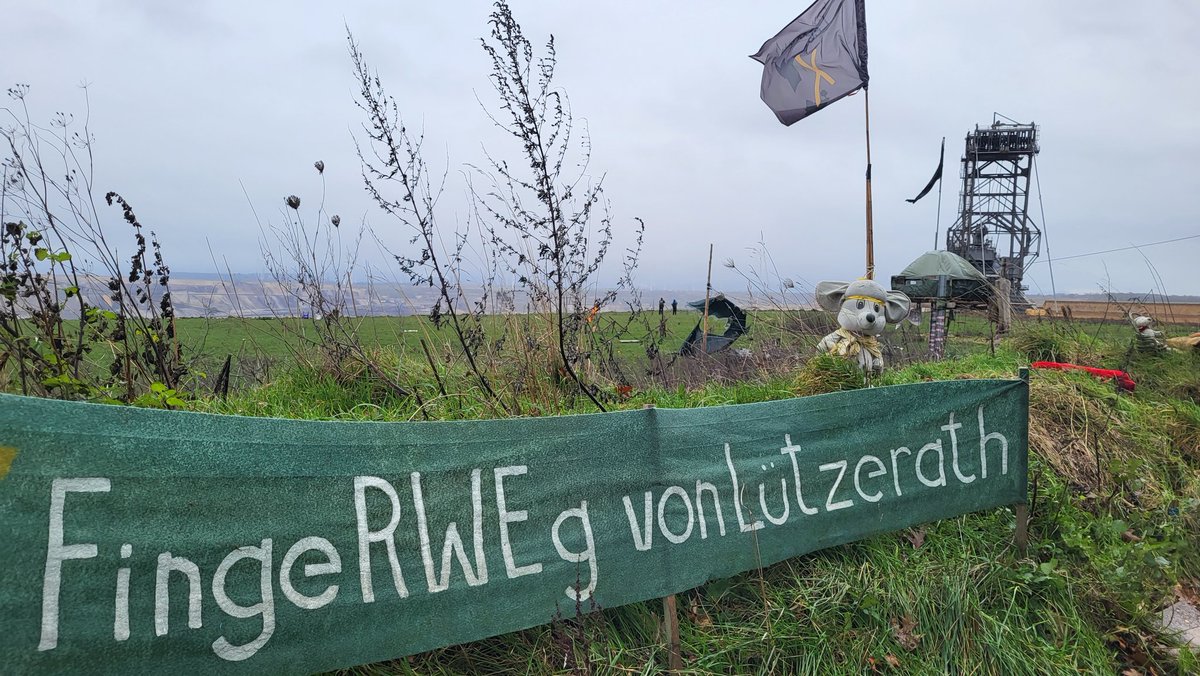 stattbraunkohle's tweet photo. Die Vorbereitungen für die Einkesselung von #Luetzerath laufen auf Hochtouren. Bis zum 9. Januar ist der freie Zugang aber gewährleistet.  Also: auf nach Lützerath. #LuetziBleibt https://t.co/U4WIlWti0e
