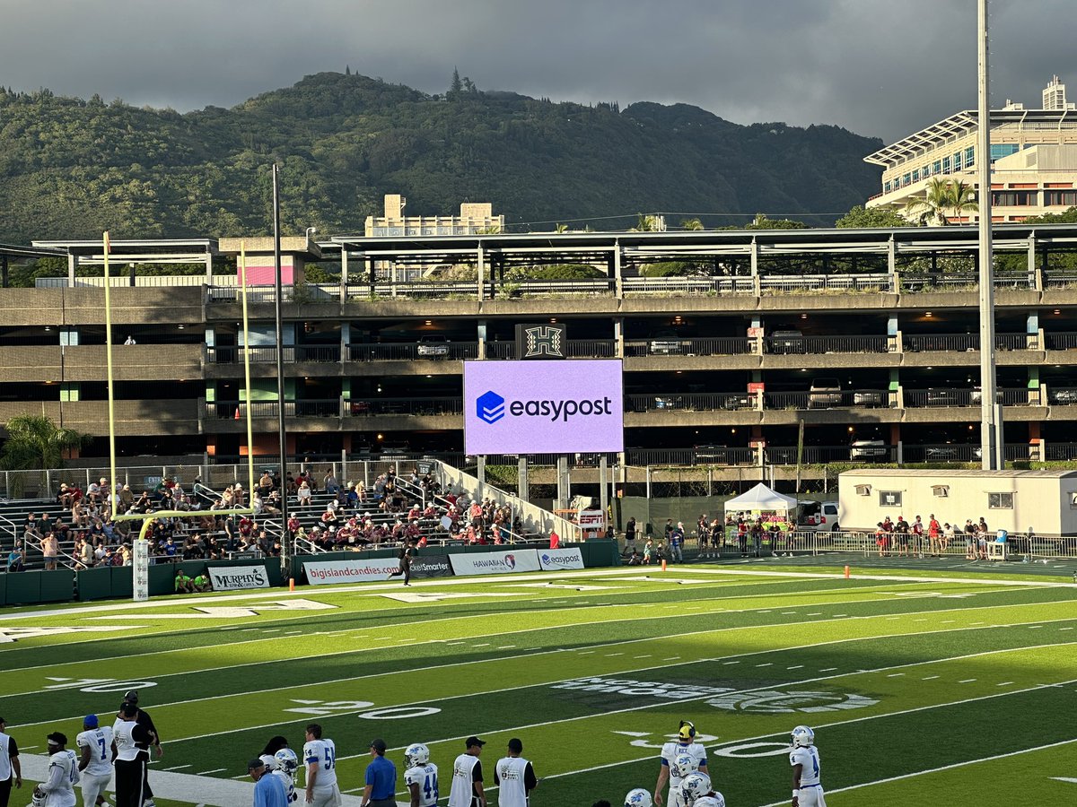 Justintime_50's tweet image. Find a company that will put your ad up on the big screen at football games. Find an @easypost 😉 

#hawaiibowl #easypost