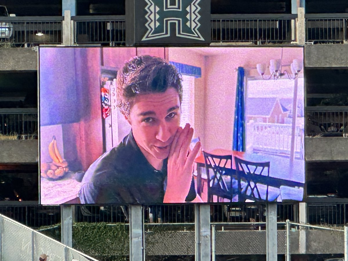 Justintime_50's tweet image. Find a company that will put your ad up on the big screen at football games. Find an @easypost 😉 

#hawaiibowl #easypost